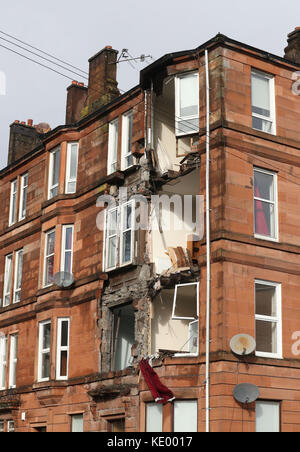 La scène de Crosshill, le côté sud de Glasgow, après le devant d'un bloc d'appartements, qui sont à démolir, a été ramenée par de grands vents alors que Storm Ophelia balaie l'Ecosse. Banque D'Images