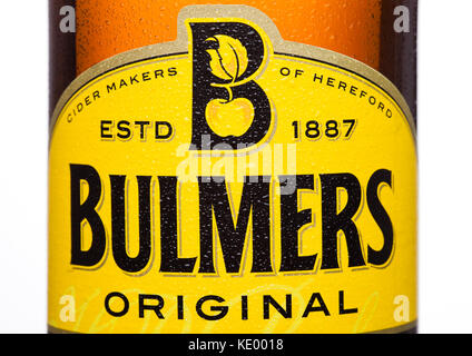 LONDRES, Royaume-Uni - 15 MARS 2017 : bouteille de Bulmers Original Cider sur fond blanc avec réflexion. C'est l'une des principales marques de cidre britanniques dans Banque D'Images