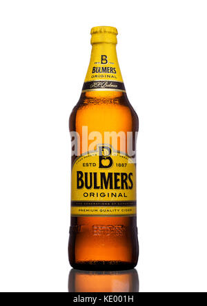 LONDRES, Royaume-Uni - 15 MARS 2017 : bouteille de Bulmers Original Cider sur fond blanc avec réflexion. C'est l'une des principales marques de cidre britanniques dans Banque D'Images