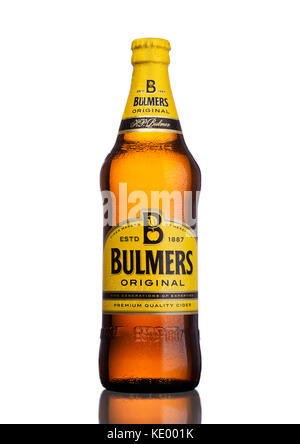 LONDRES, Royaume-Uni - 15 MARS 2017 : bouteille de Bulmers Original Cider sur fond blanc avec réflexion. C'est l'une des principales marques de cidre britanniques dans Banque D'Images