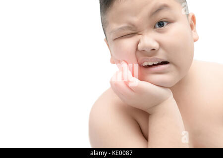 Fat boy asiatiques obèses souffrant de maux isolé sur fond blanc - problème dentaire. Banque D'Images