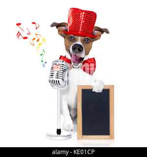 Chien Jack Russell , chantant une chanson karaoké ou la lecture de l'actualité à l'aide d'un microphone ou micro rétro,derrière vide vide tableau noir ou la plaque, isolé sur blanc Banque D'Images