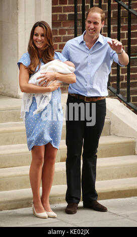 Londres, ANGLETERRE - 23 JUILLET : Prince William, duc de Cambridge et Catherine, duchesse de Cambridge, quitte la Lindo Wing avec leur fils nouveau-né à l'hôpital St Mary's le 23 juillet 2013 à Londres, Angleterre. La duchesse de Cambridge a donné naissance hier à un garçon à 16.24 CEST et pesant 8lb 6 oz, avec le prince William à son côté. Le bébé, encore sans nom, est le troisième en ligne du trône et devient le prince de Cambridge. Personnes: Prince WILLIAM  CATHERINE MIDDLETON Réf. Transmission: MNCUK1 crédit: Hoo-Me.com/MediaPunch ***NO UK*** Banque D'Images