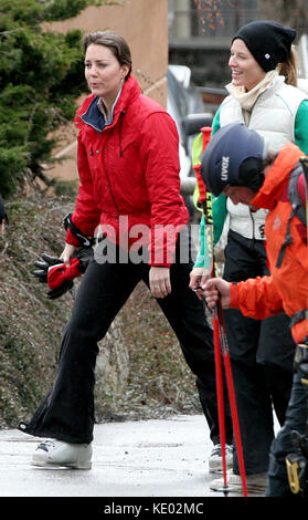 Prince Charles en vacances avec ses fils William et Harry à Klosters, Suisse. La petite amie de William, Kate Middleton, a également rejoint les Royals pour leur voyage de ski annuel comme elle l'a fait l'année dernière, et Charles a exprimé son mécontentement à l'égard de la couverture du couple: Kate Middleton Prince William Credit: Hoo-Me.com/MediaPunch ***NO UK*** Banque D'Images