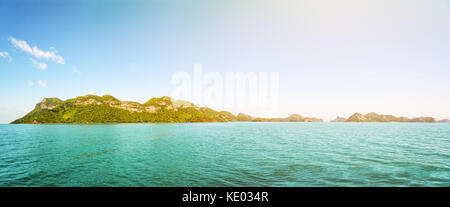 Panorama magnifique paysage naturel avant de la mu ko ang thong national marine park, l'île sur la mer sous ciel bleu et du soleil en été Banque D'Images