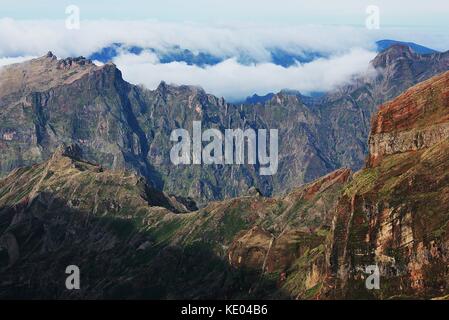 La vue sur la montagne depuis le sommet du Pico do Arieiro sur l'île portugaise de Madère dans l'océan Atlantique. Banque D'Images