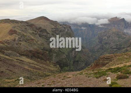 La vue sur la montagne depuis le sommet du Pico do Arieiro sur l'île portugaise de Madère dans l'océan Atlantique. Banque D'Images