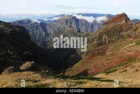 La vue sur la montagne depuis le sommet du Pico do Arieiro sur l'île portugaise de Madère dans l'océan Atlantique. Banque D'Images
