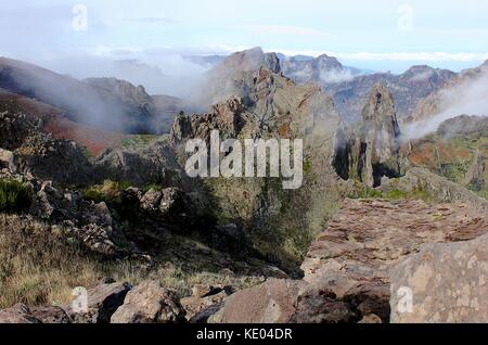 La vue sur la montagne depuis le sommet du Pico do Arieiro sur l'île portugaise de Madère dans l'océan Atlantique. Banque D'Images