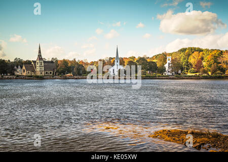 Vue du littoral du village de Mahone Bay, en Nouvelle-Écosse, Canada sur une parfaite journée d'automne. trois églises sont visibles sur les rives de l'admission. Banque D'Images