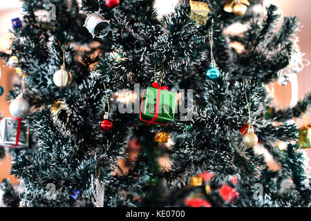 Boîtes cadeau vert décoré on christmas tree Banque D'Images