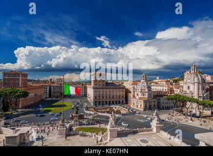 Place de Venise (piazza Venezia) en plein centre de Rome, du point de vue de l'autel de la nation Banque D'Images