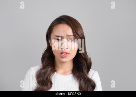 Un portrait de jeune femme asiatique avec visage ennuyé Banque D'Images