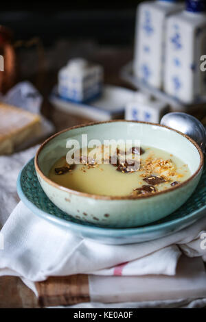 Parmentier à soupe. Pomme de terre et poireau aux champignons frits Banque D'Images