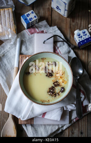 Parmentier à soupe. Pomme de terre et poireau aux champignons frits Banque D'Images