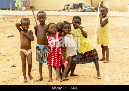 Accra, Ghana - décembre 28, 2016 : happy children dans une rue d'Accra, au Ghana. Banque D'Images