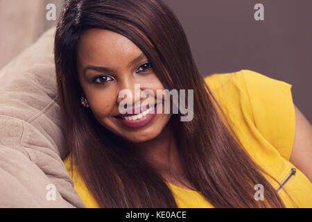 Girl looking at the camera and smiling Banque D'Images