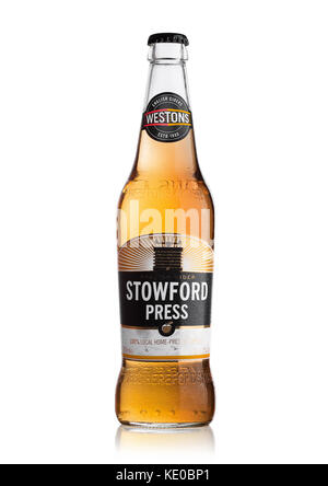 LONDRES, ROYAUME-UNI - 22 JUIN 2017 : Bottle of Stowford Press West cidres sur fond blanc. Banque D'Images