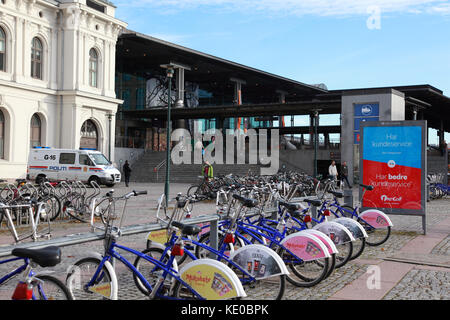 Location de vélos pour la ville via une application à l'extérieur de l'entrée de la gare centrale d'Oslo, Norvège Banque D'Images