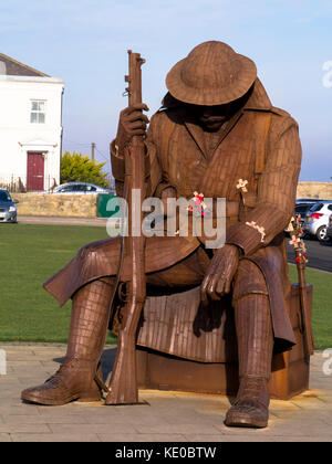 Tommy, statue d'un soldat de la Première Guerre mondiale. Créé par l'artiste Ray Lonsdale, Terrasse Green, Seaham, County Durham, Angleterre Banque D'Images