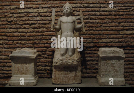 Trois offres pour le mitreo. statue de mitre, dédié par aurelius bassinus et deux autels dédiés à cautes et cautopates. ère de comodo (180-192). Les bains de Dioclétien. national musée romain. Rome, Italie. Banque D'Images