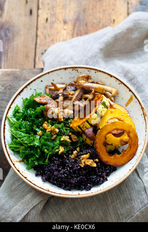 La courge delicata avec riz noir, champignons shiitake et kale massé Banque D'Images