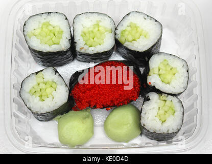 Des rouleaux de sushi avec du caviar rouge en milieu Banque D'Images