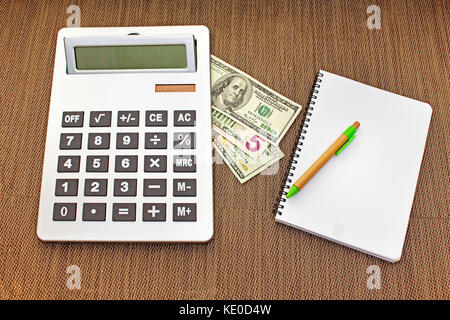 Calculatrice avec des dollars et des portables avec stylet Banque D'Images