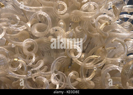 Bronx, New York, États-Unis. 16 octobre 2017. 'A detail view of the Palazzo Ducale Tower' (verre soufflé et acier), réalisé par l'artiste verrier Dale Chihuly lors de l'exposition Chihuly au jardin botanique de New York. L’exposition se concentre sur le mélange des œuvres d’art en verre soufflé et de l’environnement naturel. Crédit : Nancy Kaszerman/ZUMA Wire/Alamy Live News Banque D'Images