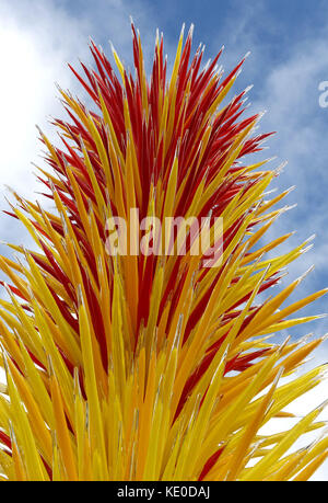 Bronx, New York, États-Unis. 16 octobre 2017. Une vue détaillée de « Scarlet and Yellow Icicle Tower » (verre soufflé et acier), réalisée par l'artiste verrier Dale Chihuly lors de l'exposition Chihuly au jardin botanique de New York. L’exposition se concentre sur le mélange des œuvres d’art en verre soufflé et de l’environnement naturel. Crédit : Nancy Kaszerman/ZUMA Wire/Alamy Live News Banque D'Images