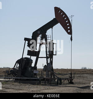 Stoughton, Saskatchewan, Canada. 18 sep, 2017. Crescent Point Energy chevalets près de Stoughton, Saskatchewan, pompe du pétrole brut de l'viewfield bakken piscines d'huile, une partie du bassin de Williston. crédit : bayne stanley/zuma/Alamy fil live news Banque D'Images