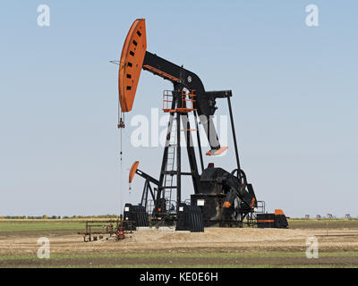 Stoughton, Saskatchewan, Canada. 18 septembre 2017. Les pompes de Crescent point Energy, près de Stoughton, en Saskatchewan, pompent du pétrole brut des bassins pétroliers Viewfield Bakken, qui font partie du bassin Williston. Crédit : Bayne Stanley/ZUMA Wire/Alamy Live News Banque D'Images