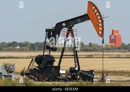 Stoughton, Saskatchewan, Canada. 18 septembre 2017. Les pompes de Crescent point Energy, près de Stoughton, en Saskatchewan, pompent du pétrole brut des bassins pétroliers Viewfield Bakken, qui font partie du bassin Williston. Crédit : Bayne Stanley/ZUMA Wire/Alamy Live News Banque D'Images