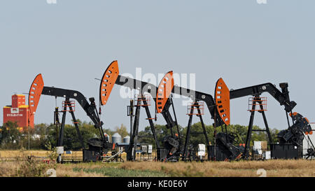 Stoughton, Saskatchewan, Canada. 18 septembre 2017. Les pompes de Crescent point Energy, près de Stoughton, en Saskatchewan, pompent du pétrole brut des bassins pétroliers Viewfield Bakken, qui font partie du bassin Williston. Crédit : Bayne Stanley/ZUMA Wire/Alamy Live News Banque D'Images