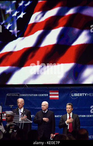 Philadelphia, États-Unis. 16 Oct, 2017. Le sénateur américain John McCain (R-AZ) reçoit la Médaille de la liberté 2017 hors des mains de l'ancien vice-président Joe Biden, le 16 octobre 2017, au cours d'une cérémonie au Centre de la Constitution, à Philadelphie, PA. Credit : Bastiaan Slabbers/Alamy Live News Banque D'Images