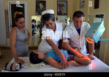 Cienfuegos, Cuba. 17 octobre 2017. Image prise le 11 octobre 2017 montre des spécialistes traitant un enfant au Centre international pour la restauration neurologique des enfants, dans la province de Cienfuegos, Cuba. L'institution a été fondée en 2003 après une étude nationale des besoins neurologiques des enfants cubains. Les résultats de l'enquête sont venus lorsque sept familles d'Aguada de Pasajeros appellent au centre de la Havane pour aider leurs enfants. Crédit : Joaquin Hernandez) (da) (rtg) (YK/Xinhua/Alamy Live News Banque D'Images