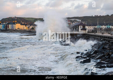 Aberystwyth Wales UK, mardi 17 octobre 2017 Météo britannique : aux premières lueurs du matin après l'assaut de l'ex-ouragan Ophelia, d'énormes vagues s'écrasent toujours sur la promenade et les défenses maritimes à Aberystwyth sur la côte de Cardigan Bay, à l'ouest du pays de galles crédit photo : Keith Morris/Alamy Live News Banque D'Images