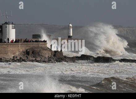 Ophelia tempête frapper la côte sud du Pays de Galles à porthcawl en Nouvelle-Galles du Sud. Banque D'Images