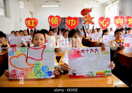 Shijiazhuang, Chine. 17 oct, 2017. (Usage éditorial seulement. la Chine).Les élèves assister à diverses activités pour marquer le 19e congrès national du cpc à Shijiazhuang, Chine du Nord, province de Hebei. crédit : sipa Asie/zuma/Alamy fil live news Banque D'Images