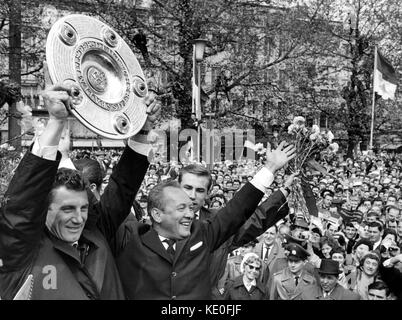 ARCHIVE - le capitaine de l'équipe de 1. Le FC Cologne, Hans Schaefer, est le trophée allemand Bundesliga à Cologne, 13 mai 1964. A côté de lui, il y a l'entraîneur-chef Zlatko 'Tschik' Cajkovski (2-L) et Fritz Pott. Cologne a été nommé le premier gagnant de la nouvelle Bundesliga allemande. Hans Schaefer aura 90 ans le 19 octobre 2017. Photo : dpa/dpa Banque D'Images