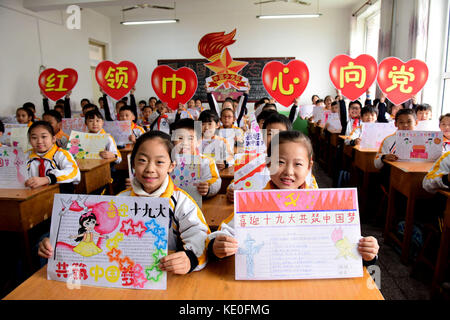 Shijiazhuang, Chine. 17 oct, 2017. (Usage éditorial seulement. la Chine).Les élèves assister à diverses activités pour marquer le 19e congrès national du cpc à Shijiazhuang, Chine du Nord, province de Hebei. crédit : sipa Asie/zuma/Alamy fil live news Banque D'Images