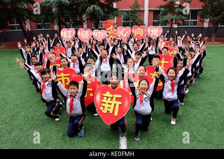 Shijiazhuang, Chine. 17 octobre 2017. (USAGE ÉDITORIAL UNIQUEMENT. CHINE SORTIE). Les élèves assistent à diverses activités pour marquer le 19e Congrès national du PCC à Shijiazhuang, dans la province du Hebei, au nord de la Chine. Crédit : Sipa Asia/ZUMA Wire/Alamy Live News Banque D'Images