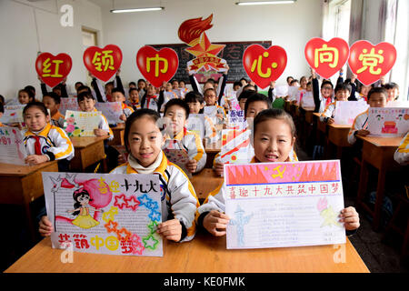 Shijiazhuang, Chine. 17 oct, 2017. (Usage éditorial seulement. la Chine).Les élèves assister à diverses activités pour marquer le 19e congrès national du cpc à Shijiazhuang, Chine du Nord, province de Hebei. crédit : sipa Asie/zuma/Alamy fil live news Banque D'Images