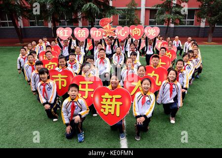 Shijiazhuang, Chine. 17 octobre 2017. (USAGE ÉDITORIAL UNIQUEMENT. CHINE SORTIE). Les élèves assistent à diverses activités pour marquer le 19e Congrès national du PCC à Shijiazhuang, dans la province du Hebei, au nord de la Chine. Crédit : Sipa Asia/ZUMA Wire/Alamy Live News Banque D'Images