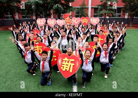 Shijiazhuang, Chine. 17 oct, 2017. (Usage éditorial seulement. la Chine).Les élèves assister à diverses activités pour marquer le 19e congrès national du cpc à Shijiazhuang, Chine du Nord, province de Hebei. crédit : sipa Asie/zuma/Alamy fil live news Banque D'Images