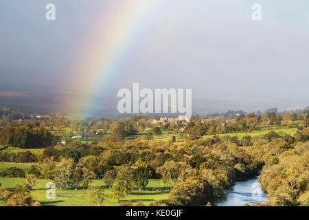 Middleton-in-Teesdale, comté de Durham, Royaume-Uni. 17 octobre 2017. Météo britannique. Averses de pluie animé par de forts vents créé quelques beaux arcs-en-ciel comme les restes de l'ouragan Ophelia est passé au-dessus de Teesdale County Durham ce matin. Crédit : David Forster/Alamy Live News Banque D'Images