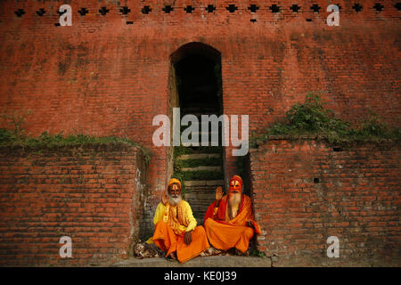 Katmandou, Népal. 17 octobre 2017. Les hommes saints ou Sadhus prennent le repos à l'intérieur du temple de Pashupathinath, un site du patrimoine de l'UNESCO à Katmandou, au Népal, le mardi 17 octobre 2017. Crédit: Skanda Gautam/ZUMA Wire/Alay Live News Banque D'Images