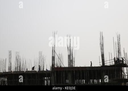 Katmandou, Népal. 17 octobre 2017. Les travailleurs travaillent au-dessus d'un bâtiment en construction à Katmandou, au Népal, le mardi 17 octobre 2017. Crédit: Skanda Gautam/ZUMA Wire/Alay Live News Banque D'Images