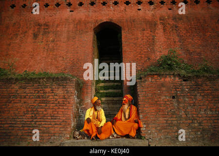 Katmandou, Népal. 17 octobre 2017. Les hommes saints ou Sadhus prennent le repos à l'intérieur du temple de Pashupathinath, un site du patrimoine de l'UNESCO à Katmandou, au Népal, le mardi 17 octobre 2017. Crédit: Skanda Gautam/ZUMA Wire/Alay Live News Banque D'Images