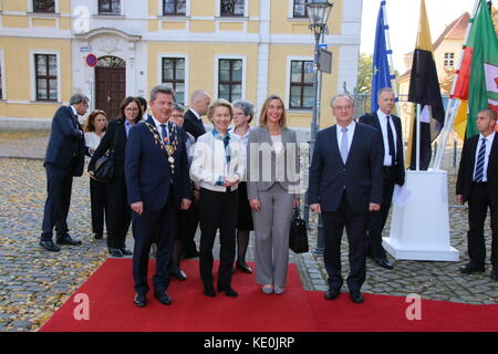 Magdeburg, Allemagne. 17 oct, 2017. Federica mogherini, vice-président de la commission européenne et de l'actuel haut représentant de l'Union européenne pour les affaires étrangères et la politique de sécurité, est honoré par l'empereur Othon de de la cathédrale de Magdeburg. crédit : mattis kaminer/Alamy live news Banque D'Images